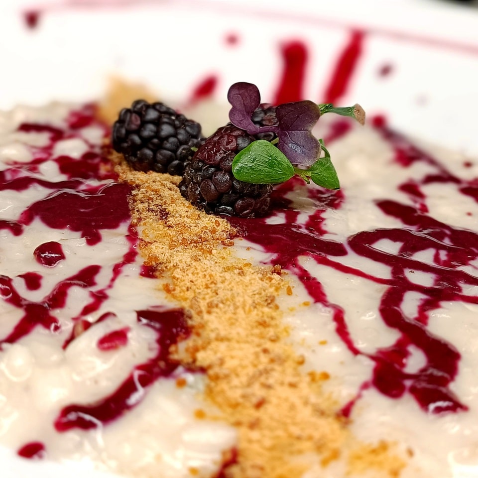 Dessert al cucchiaio con more, salsa ai frutti rossi e crumble croccante
