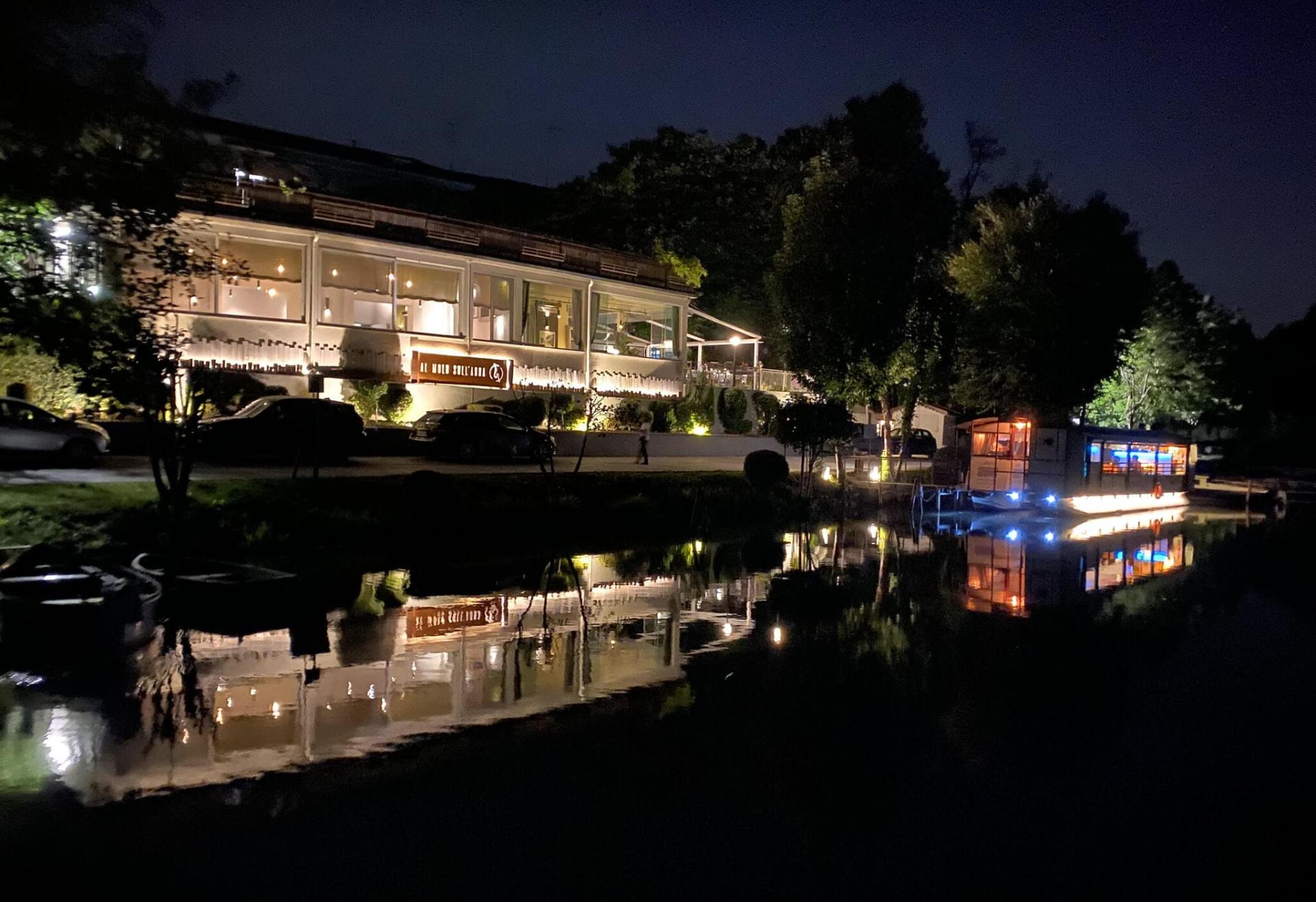 Ristorante Al Molo sull'Adda riflesso sul fiume di notte