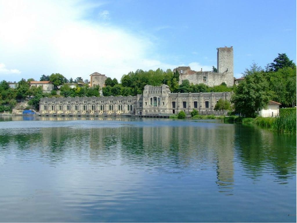 Centrale Taccani e Castello di Trezzo sull'Adda riflessi sul fiume