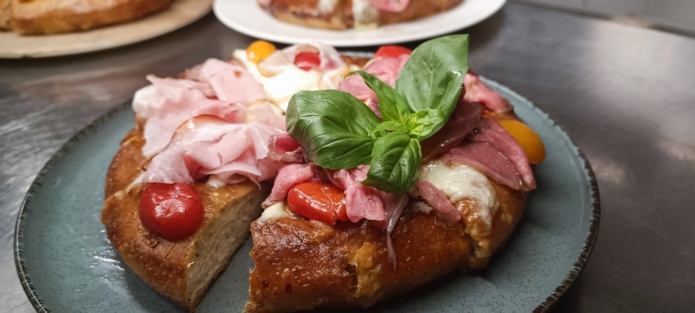 Pizza al tegamino con prosciutto cotto, pomodorini e basilico fresco