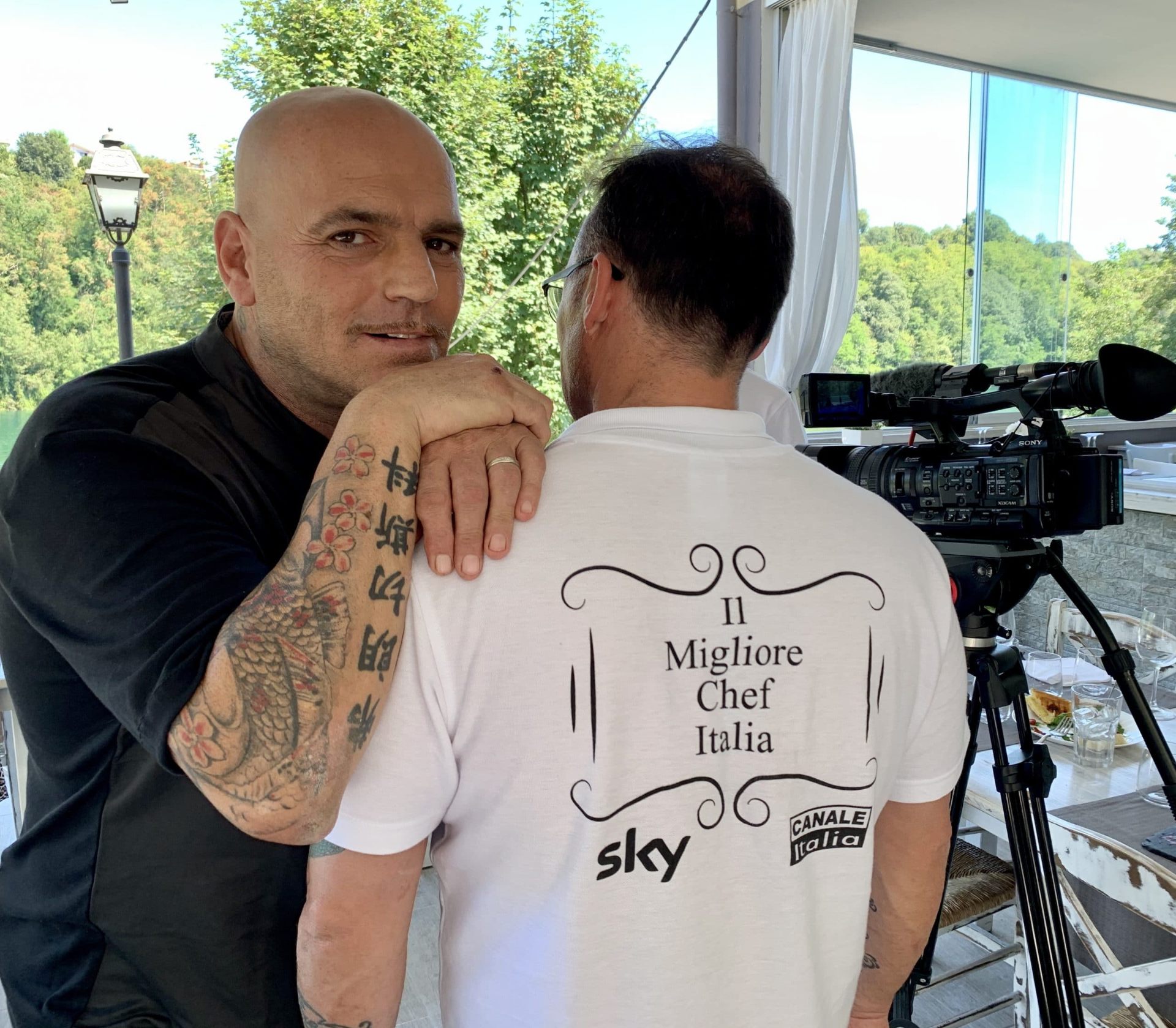 Chef del ristorante Al Molo sull'Adda durante un'intervista Sky Canale Italia in riva al fiume