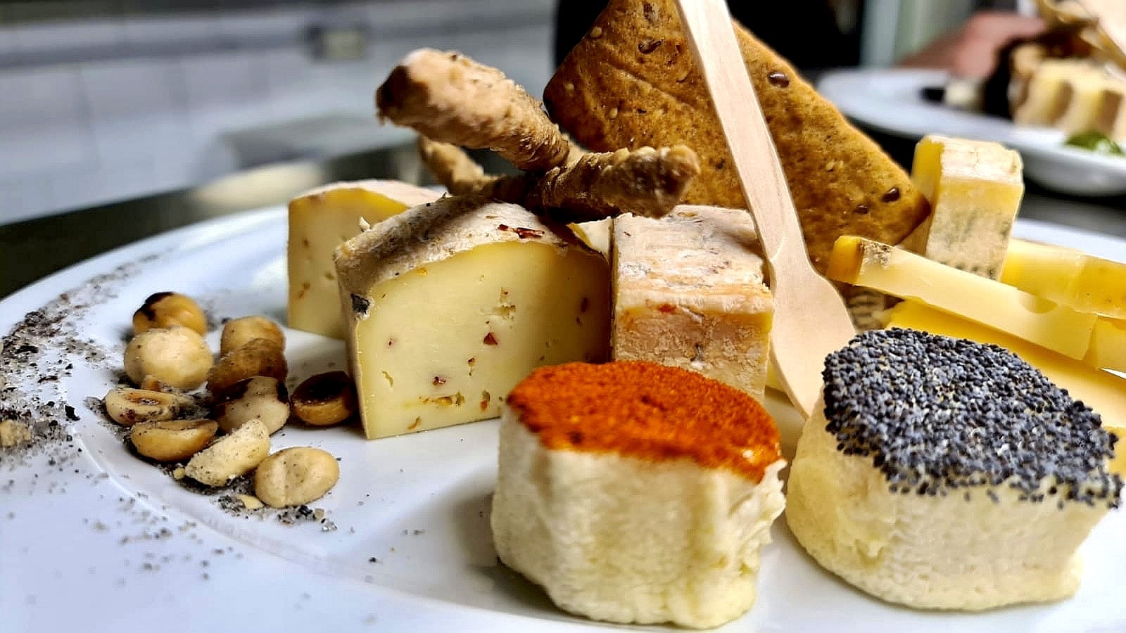 Selezione di formaggi artigianali con nocciole, grissini e composte