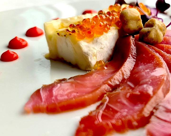Carpaccio di pesce crudo con robiola, uova di salmone e nocciole