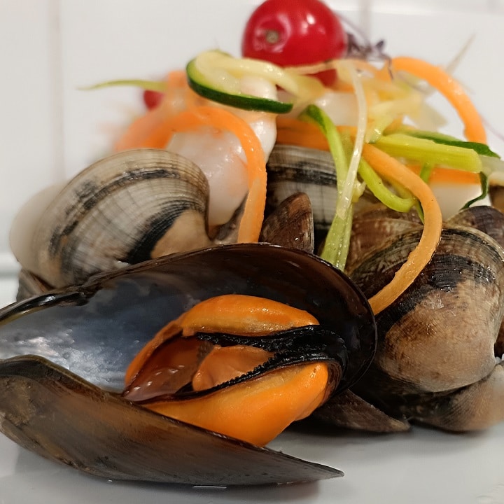 Piatto di cozze, vongole e verdure croccanti julienne