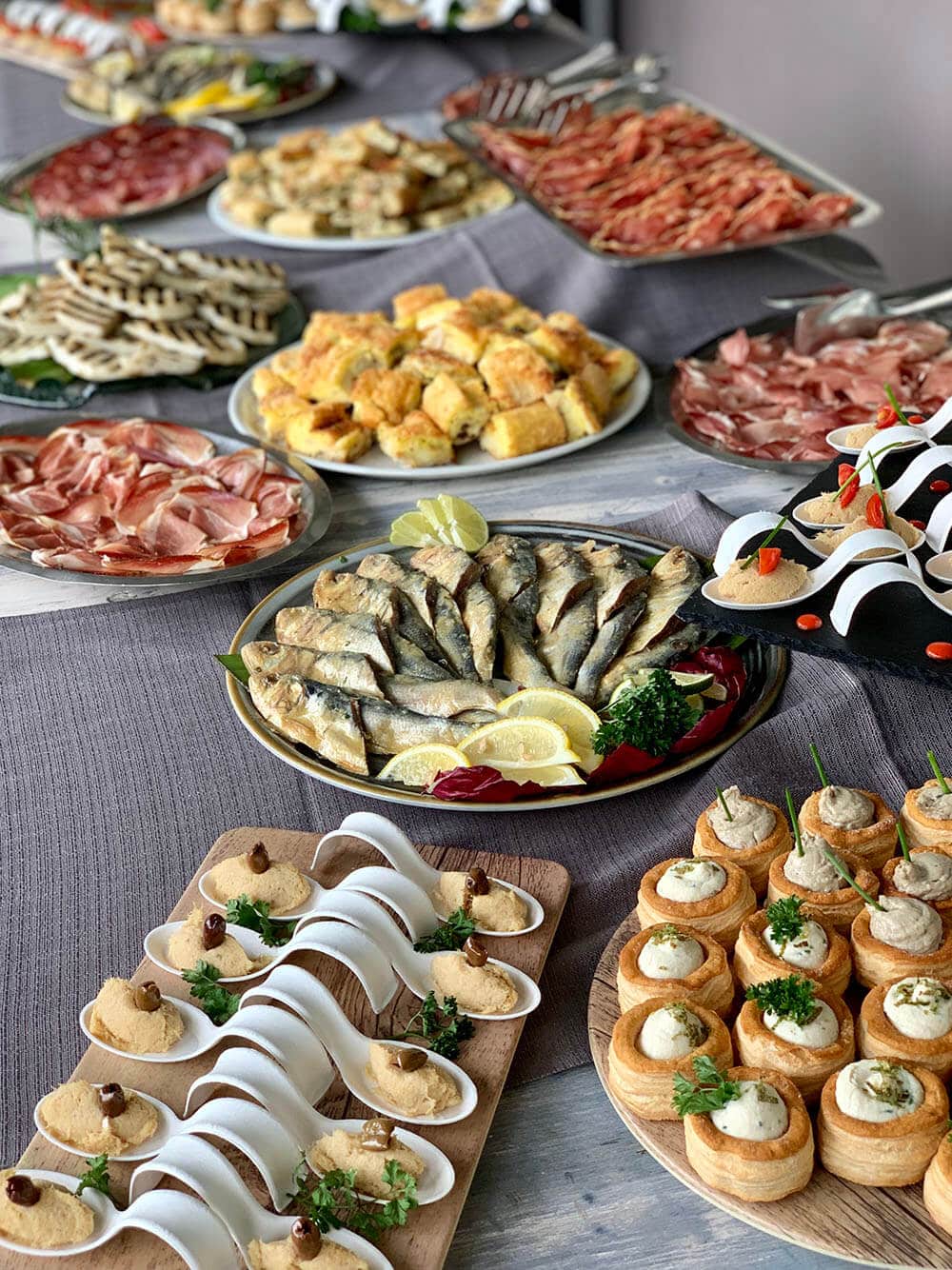 Buffet di antipasti e finger food per eventi al Ristorante Al Molo sull'Adda